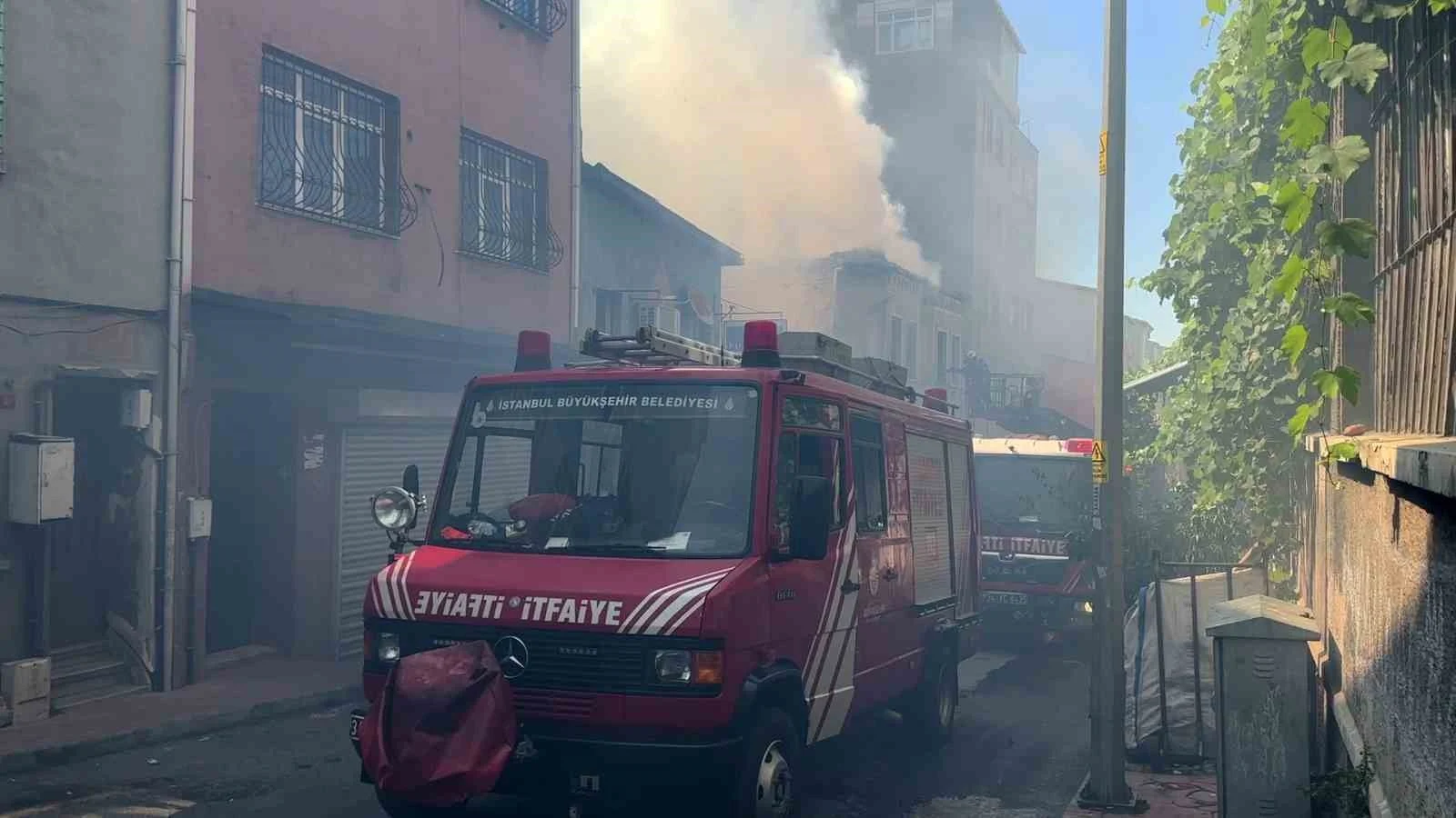 Beyoğlu Bülbül Mahallesi’nde bulunan 2 katlı bir iş yerinde henüz belirlenemeyen nedenle yangın çıktı. İhbar üzerine bölgeye çok sayıda itfaiye ekibi sevk edildi. Ekiplerin yangına müdahalesi sürüyor.