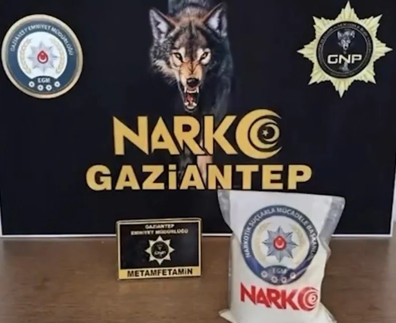 Narkotik köpeğinin aradığı araçta kutuya gizlenmiş metamfetamin bulundu