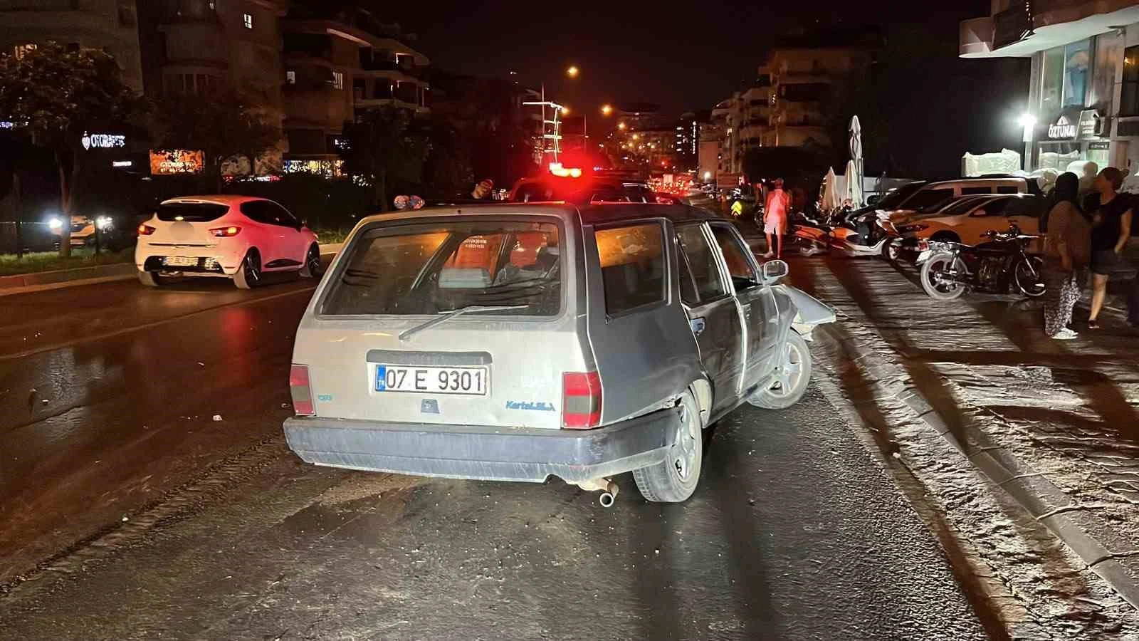 Kontrolden çıkıp savrulan Fiat Tofaş, oto galerideki araçlara çarparak durabildi