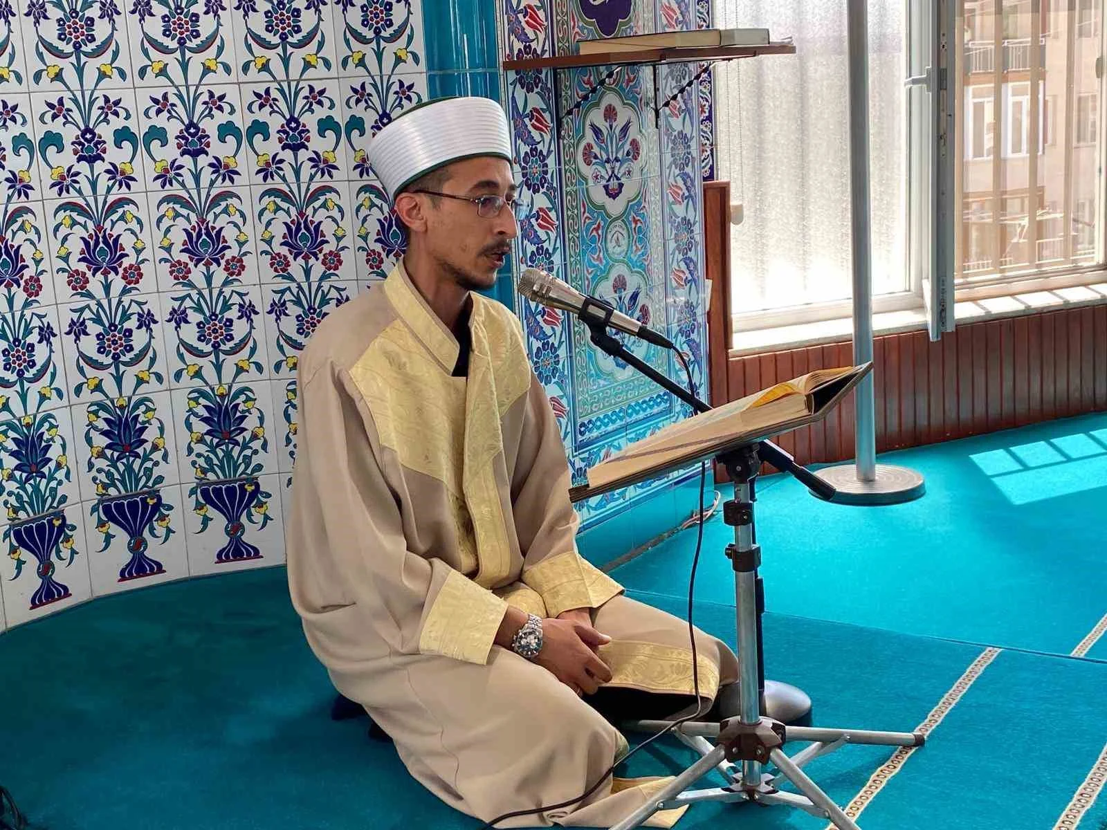Konuşurken kekeleyen vekil imam hatip, Kur’an-ı Kerim’i ve duaları takılmadan okuyor