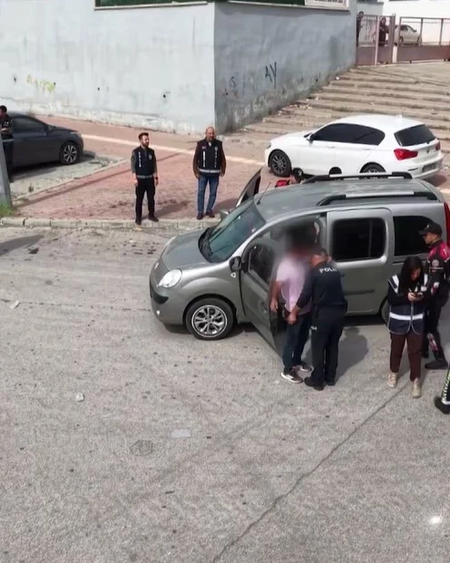 Gaziantep'te okul çevresinde denetim yapan polis ekipleri