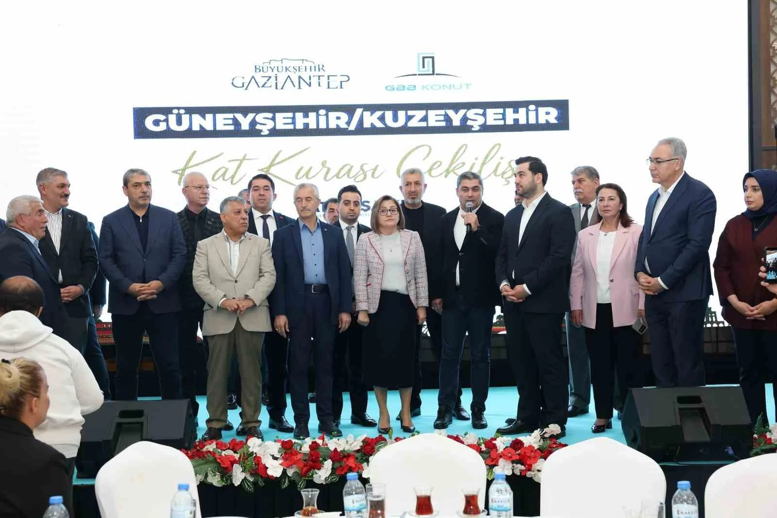 Gaziantep’teki Muhtarlar Günü programında Fatma Şahin ile muhtarların buluşmasını gösteren fotoğraf.