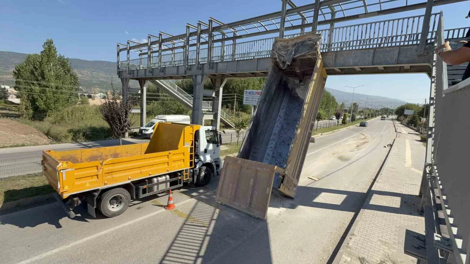 Damperi açık kalan tır üst geçide çarptı: Sürücü yaralandı