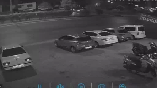 Kontrolden çıkıp savrulan Fiat Tofaş, oto galerideki araçlara çarparak durabildi