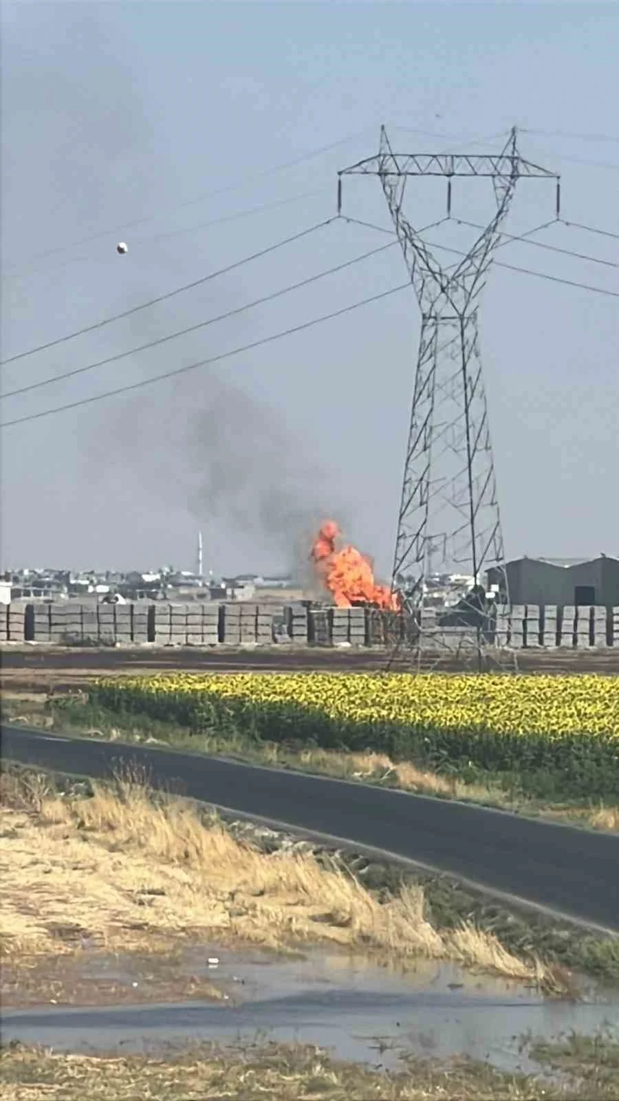 Mardin’de tarla yangını parke taşı imalathanesine sıçradı