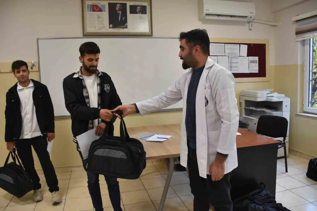 Şahinbey Belediyesinden asker çantalarını teslim alan gençlerin yer aldığı fotoğraf.