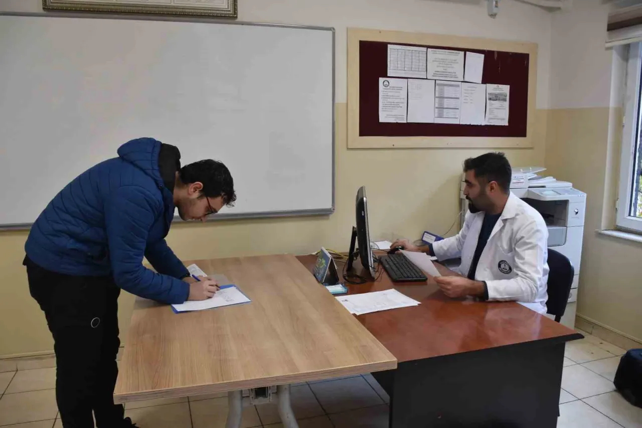 Şahinbey Belediyesinden asker çantalarını teslim alan gençlerin yer aldığı fotoğraf.