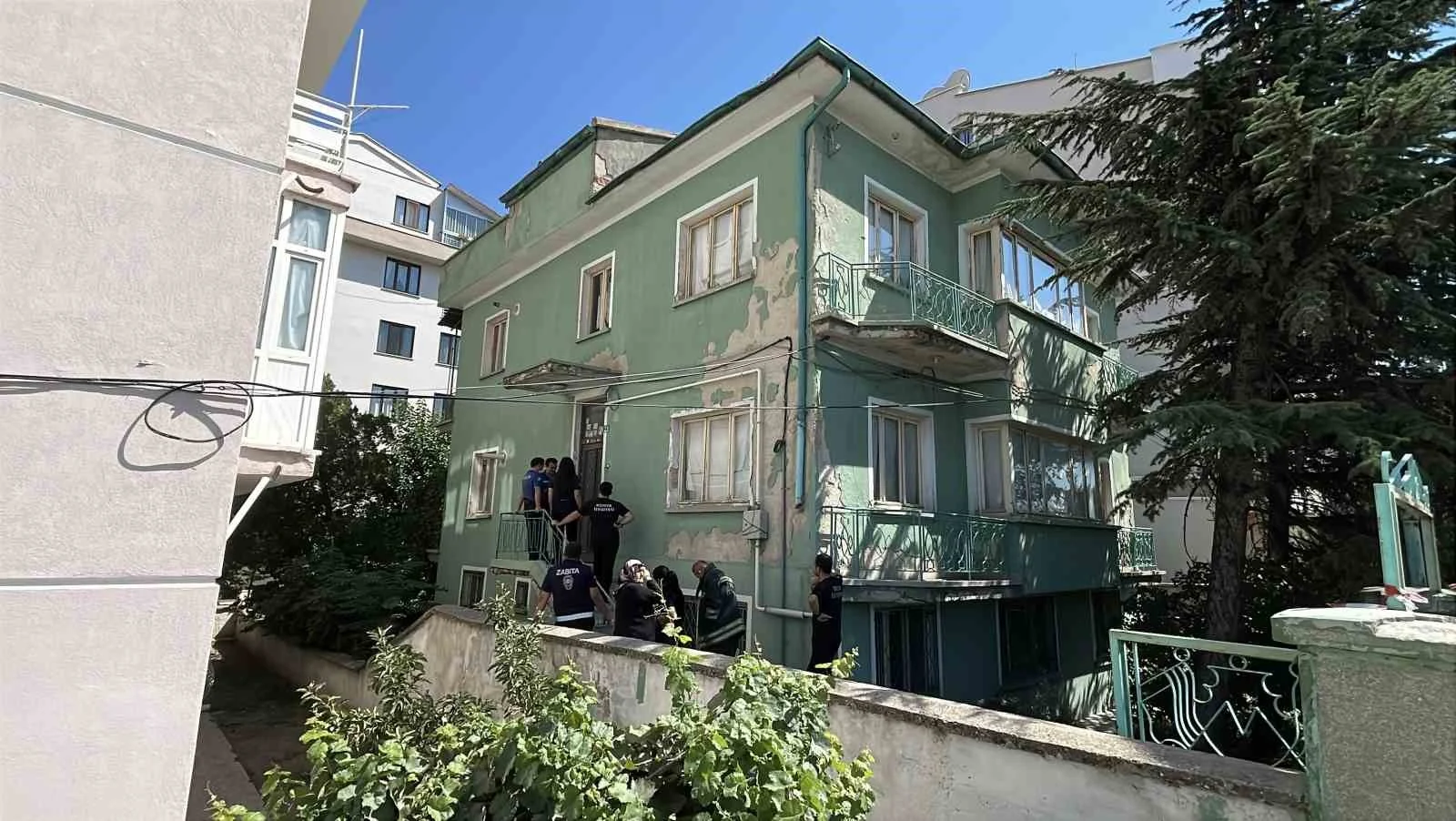 ‘Binadan kötü koku’ ihbarı ekipleri alarma geçirdi, gerçek bambaşka çıktı