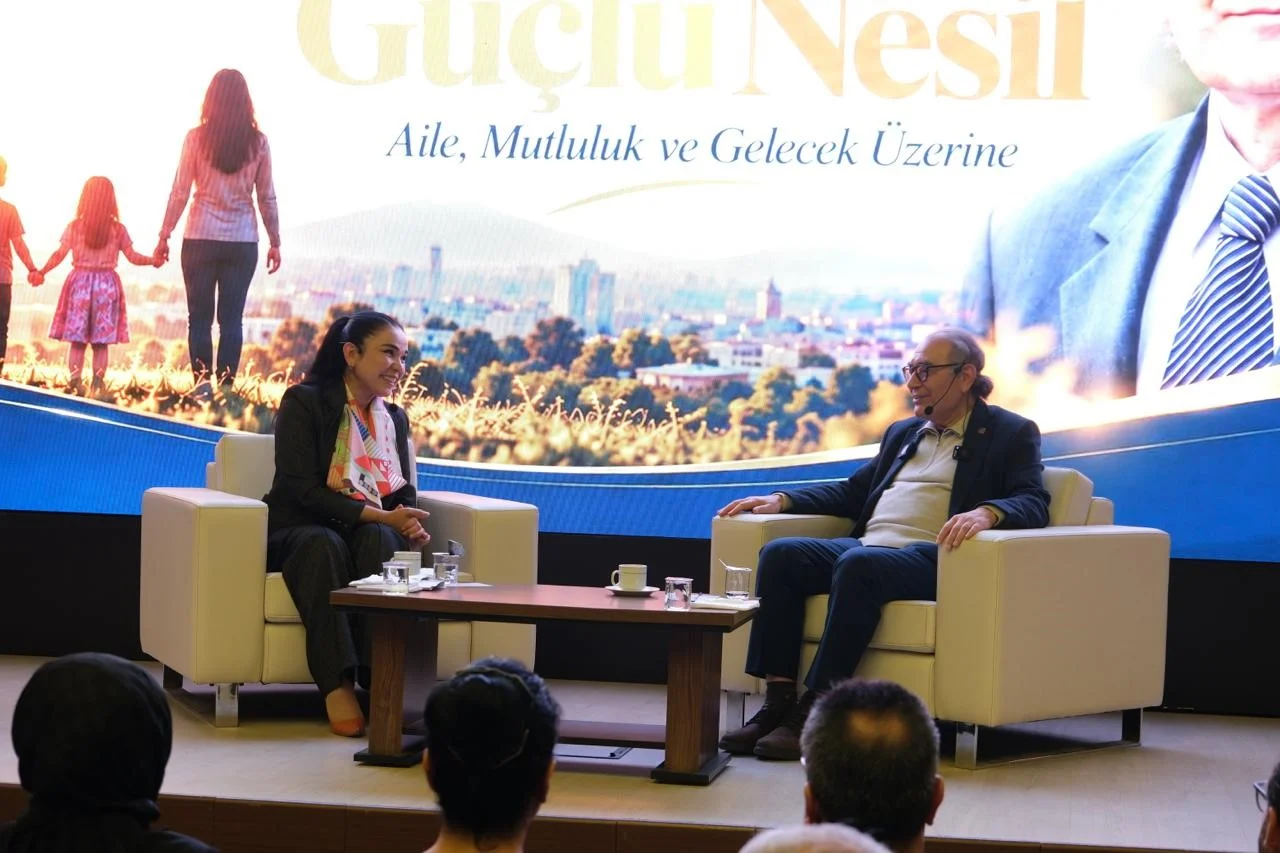 MÜSİAD Gaziantep Şubesi'ndeki aile temalı programdan Nevzat Tarhan ve katılımcıların yer aldığı etkinlik fotoğrafı