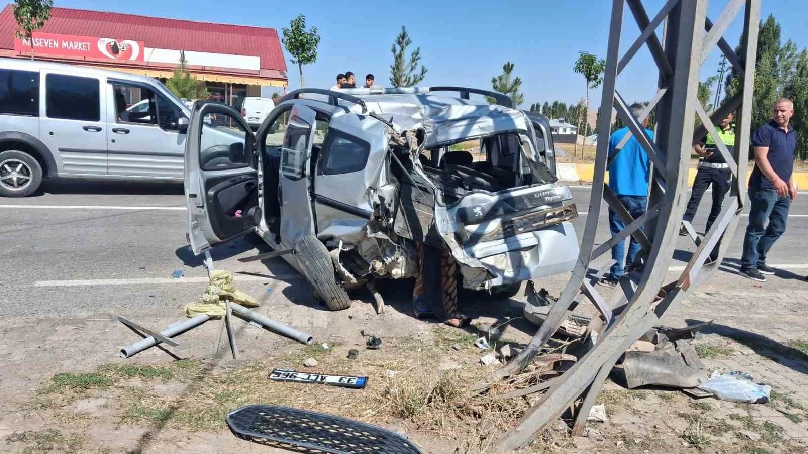 Ağrı’da iki aracın karıştığı feci kazada 4 kişi yaralandı