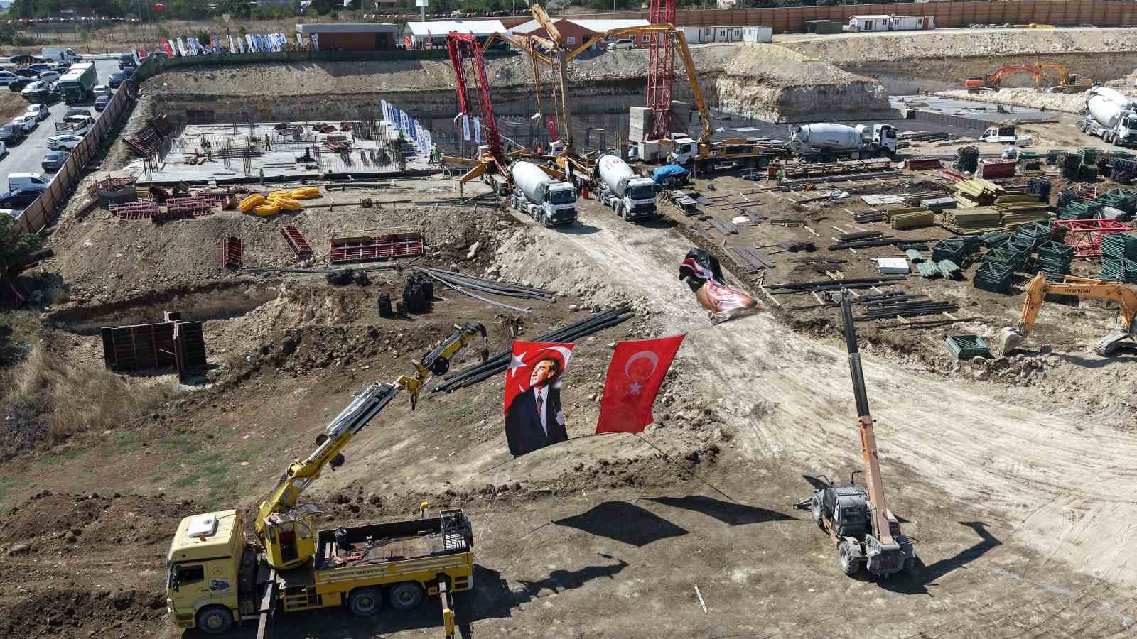 17 Ağustos depreminin sene-i devriyesinde Arnavutk&ouml;y&rsquo;de yeni konutların temeli atıldı