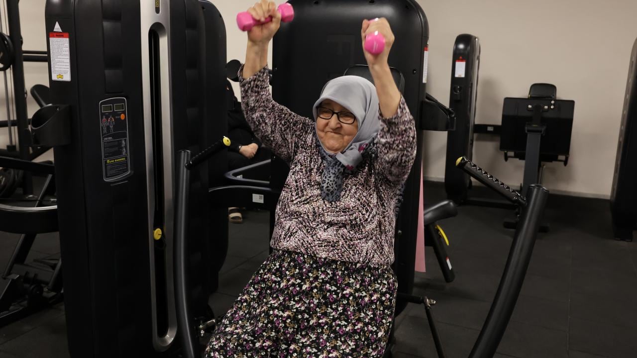 82 yaşındaki kadın, sporla bastonunu attı