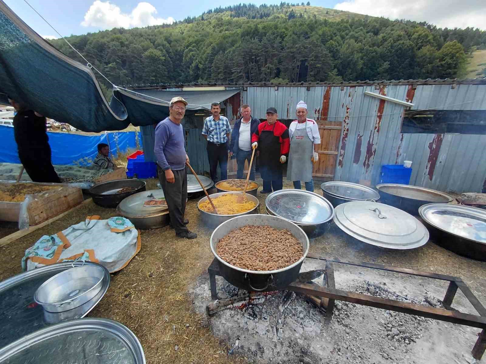 Abant&rsquo;ta Hacet Bayramı renkli g&ouml;r&uuml;nt&uuml;lere sahne oldu