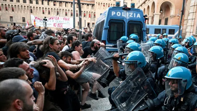 Abderrahim Fakir'in g&ouml;zaltında &ouml;l&uuml;m&uuml;: İtalya'da protestocular polisle &ccedil;atıştı