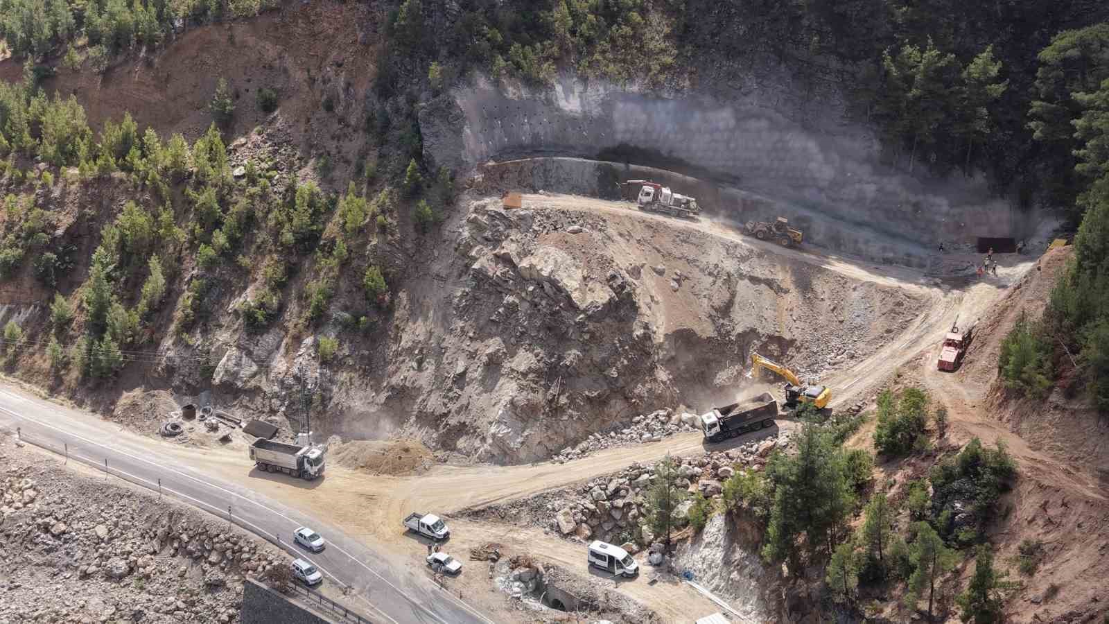 Adana&rsquo;daki &lsquo;Heyelan Islahı ve T&uuml;nel Projesi&rsquo;nde ilk kazma vuruldu