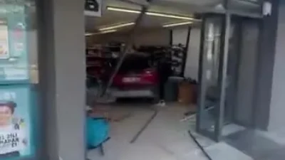 Otomobil markete girdi