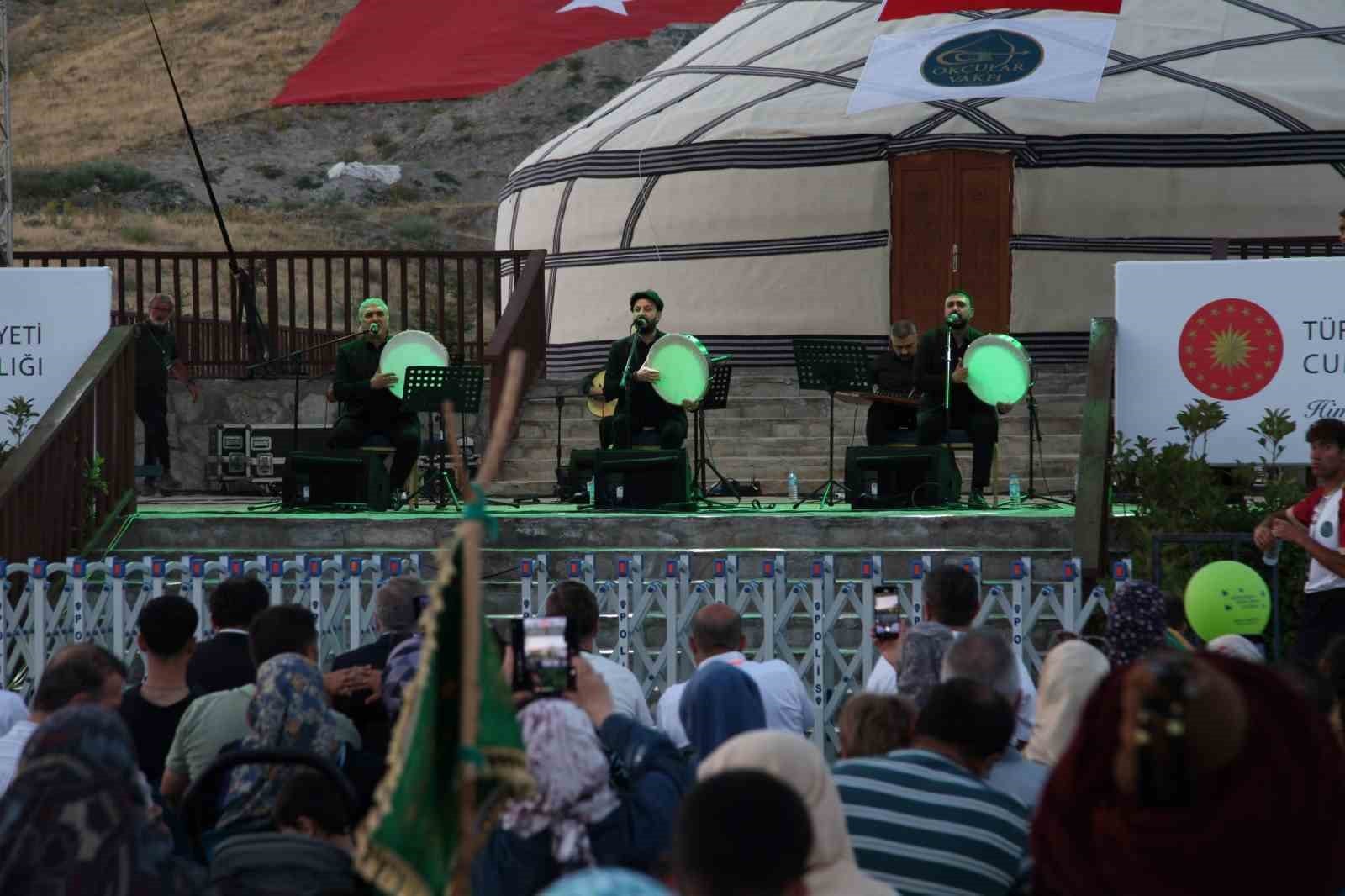Ahlat&rsquo;ta Mevlid Kandili&rsquo;nde Grup Dergah ilahi konseri ilgi g&ouml;rd&uuml;