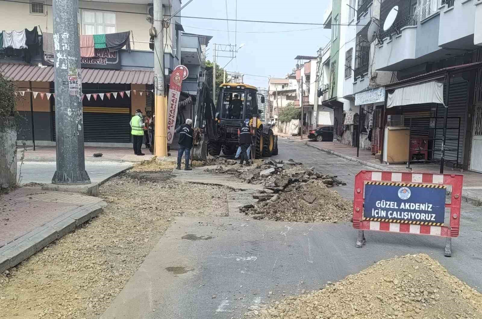 Akdeniz&rsquo;de yeni yollar a&ccedil;ılıyor, sokak ve kaldırımlar yenileniyor