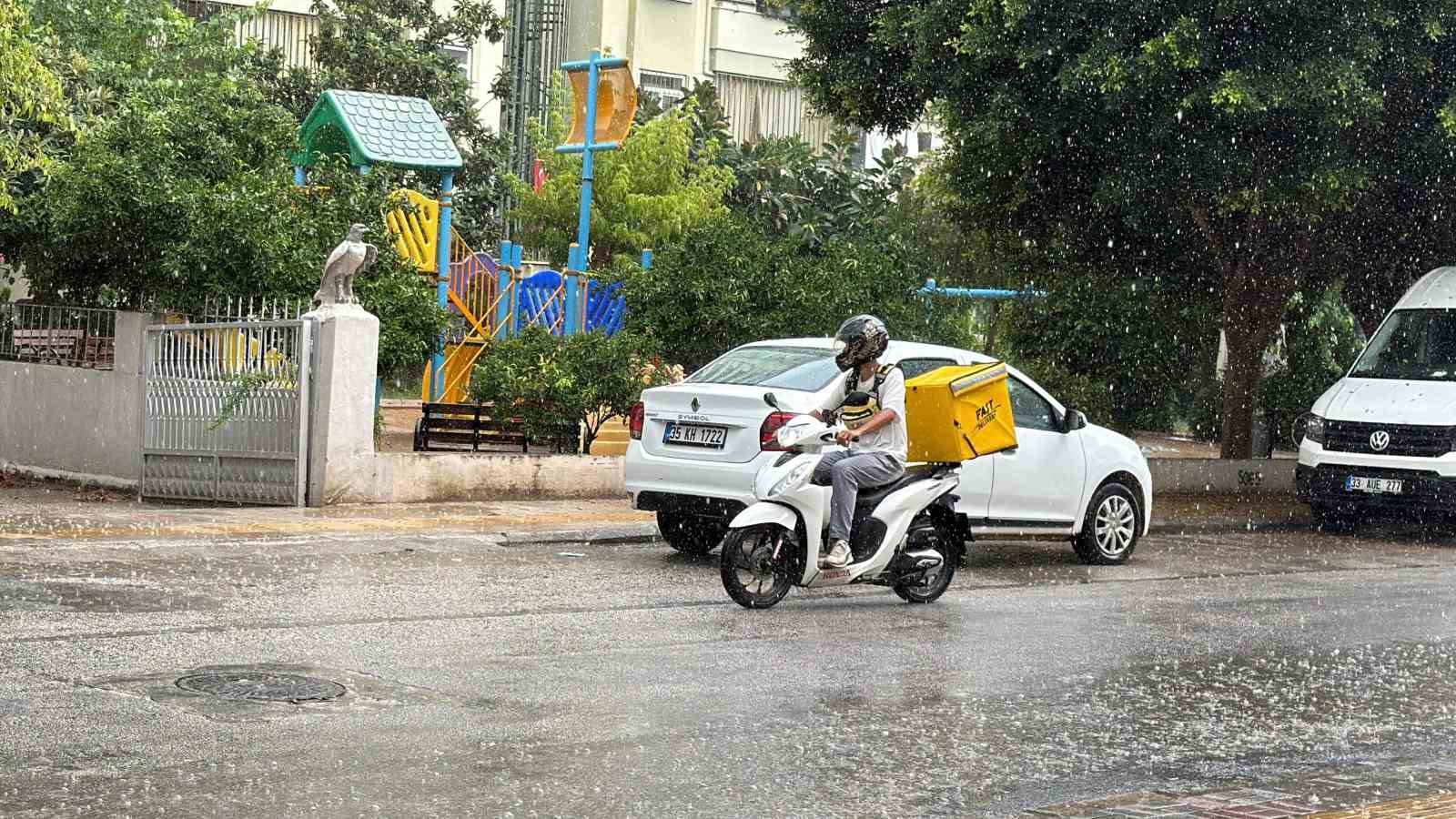 Alanya&rsquo;da g&ouml;k g&uuml;r&uuml;lt&uuml;l&uuml; sağanak etkili oldu