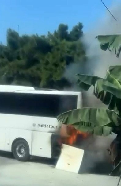 Alanya&rsquo;da park halindeki tur otob&uuml;s&uuml;n&uuml;n motor b&ouml;l&uuml;m&uuml; alev aldı
