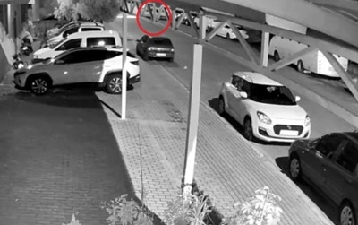 Alkoll&uuml; stajyer s&uuml;r&uuml;c&uuml; park halindeki ara&ccedil;lara &ccedil;arptı, o anlar g&uuml;venlik kamerasına yansıdı
