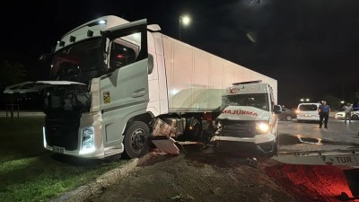 Ambulansla TIR &ccedil;arpıştı; 3&rsquo;&uuml; sağlık&ccedil;ı, 6 yaralı