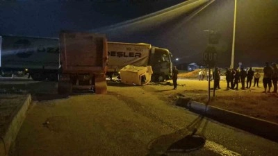 Ankara&rsquo;da hafriyat kamyonu tıra yandan &ccedil;arptı: 1 yaralı
