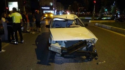 Antalya&rsquo;da motosiklet ile Tofaş otomobil &ccedil;arpıştı: 2 yaralı