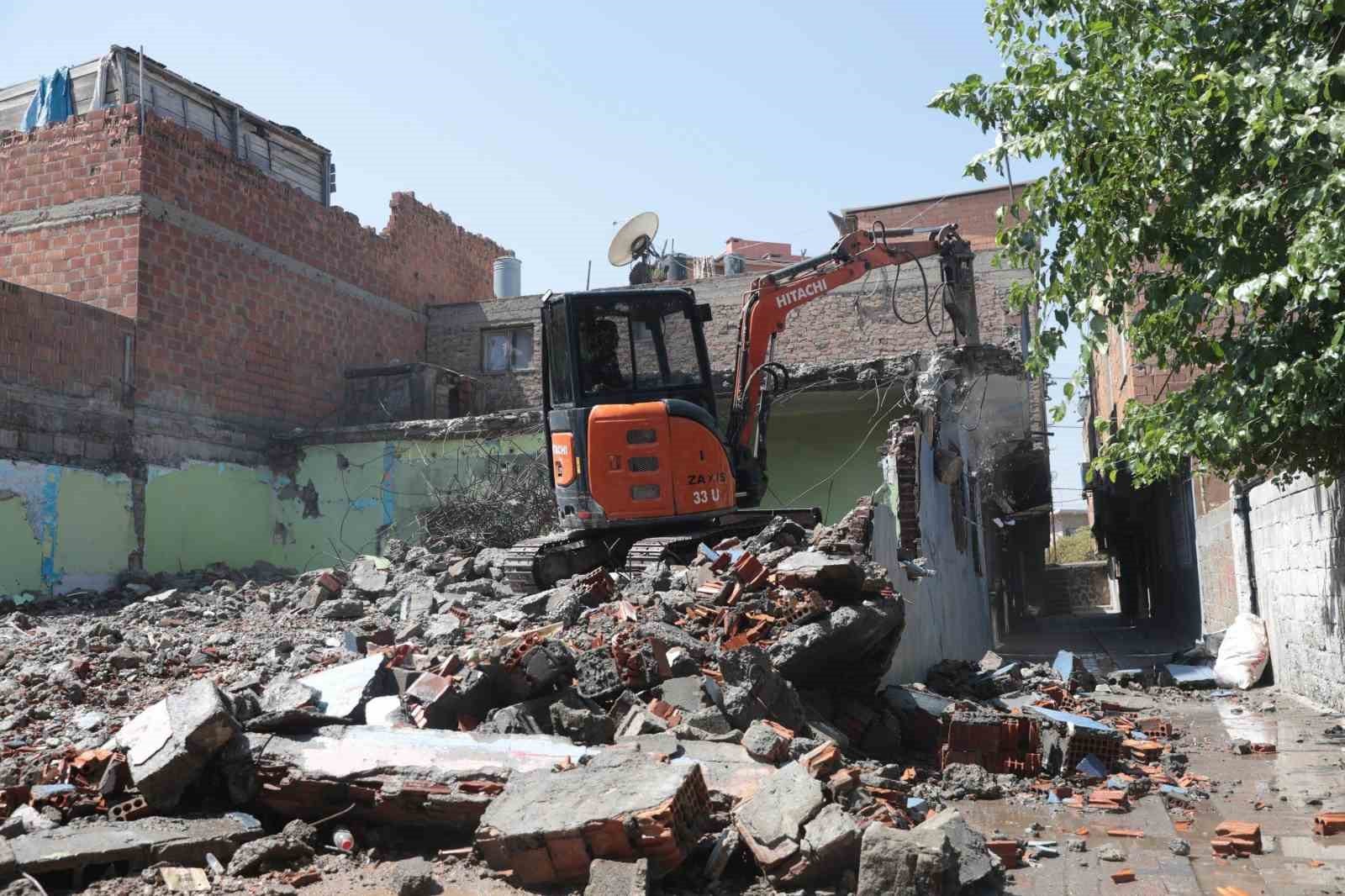 Bağlar&rsquo;da 1 ayda 32 metruk yapı yıkıldı
