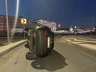 Bakırk&ouml;y&rsquo;de otomobil ref&uuml;je &ccedil;arpıp devrildi: 1 yaralı