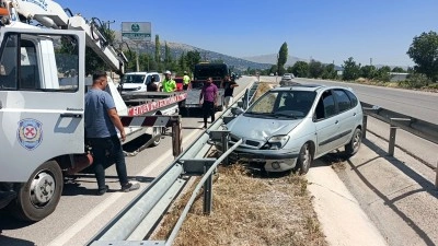 Bariyerlerin arasına giren otomobildeki 6 kişi yaralandı