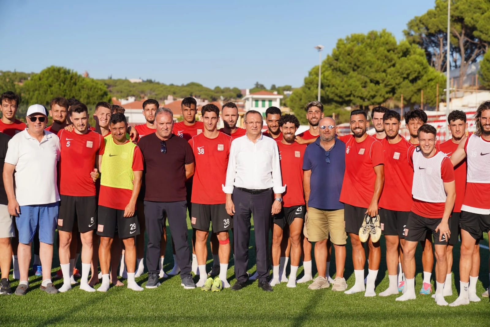 Başkan Ergin&rsquo;den Ayvalıkg&uuml;c&uuml; Belediyespor&rsquo;a Moral Ziyareti