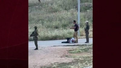 Batı Şeria'da Siyonist işgalcilerin zulm&uuml; kamerada! Ka&ccedil;ırıp g&ouml;zlerini bağladılar