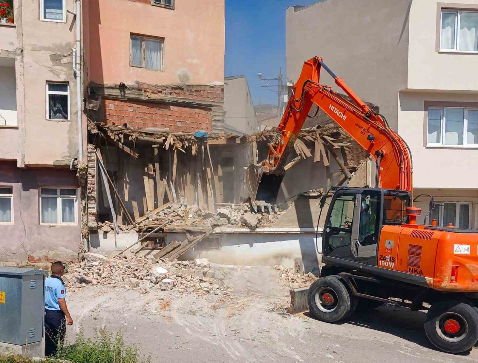 Bayburt&rsquo;ta metruk binalar yıkılıyor