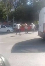 Bayrampaşa&rsquo;da 'laf atma' kavgasını ayırmak isterken silahla vuruldu: 2 yaralı
