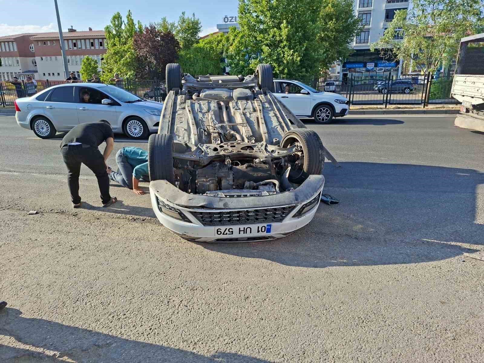 Bing&ouml;l&rsquo;de &ccedil;arpışan ara&ccedil;lardan biri ters d&ouml;nd&uuml;:  3 yaralı