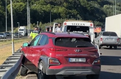 Bolu Dağı T&uuml;neli girişinde otomobil bariyerlere &ccedil;arptı: 2 yaralı