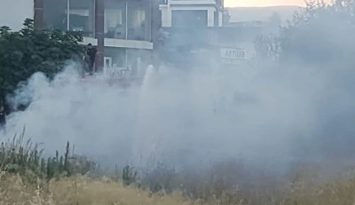 Boş arazide &ccedil;ıkan yangın bah&ccedil;eye sı&ccedil;ramadan s&ouml;nd&uuml;r&uuml;ld&uuml;