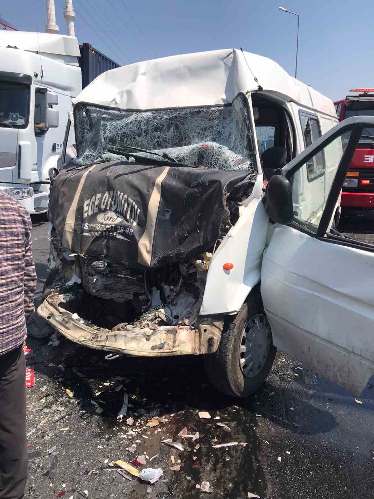Buharkent&rsquo;te minib&uuml;sler &ccedil;arpıştı: 8 yaralı