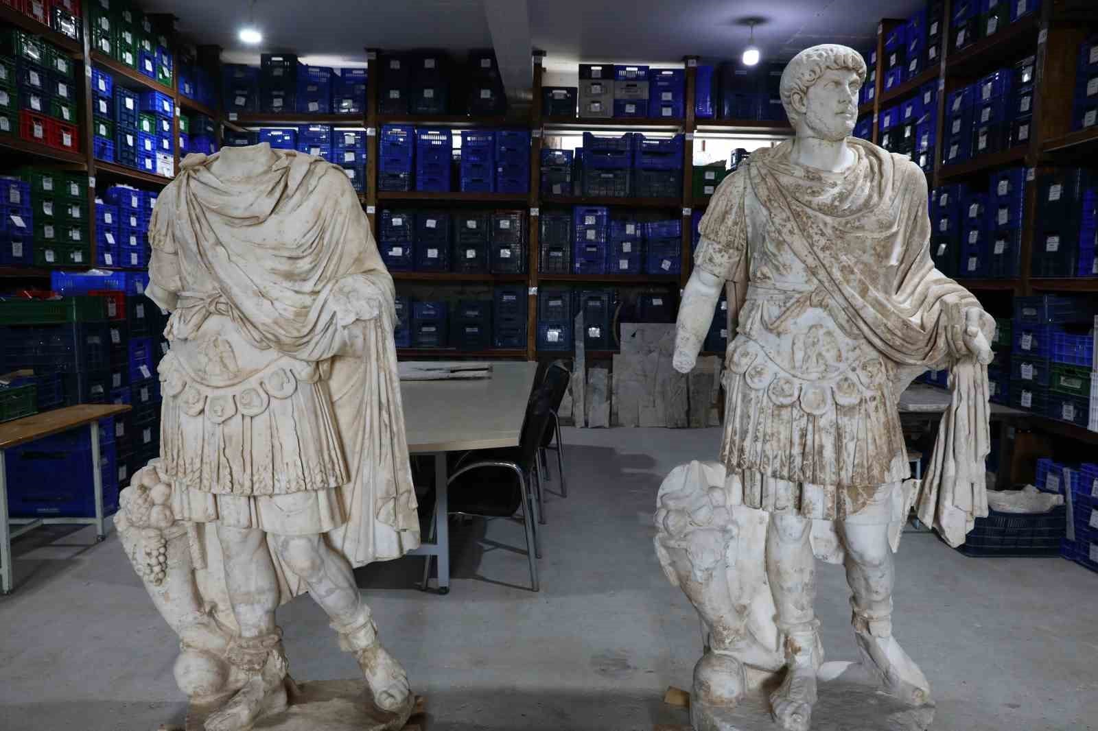 Burdur&rsquo;da 1950 yıllık tarih g&uuml;n y&uuml;z&uuml;ne &ccedil;ıktı: Hadrianus heykeli yeniden ayağa kaldırıldı