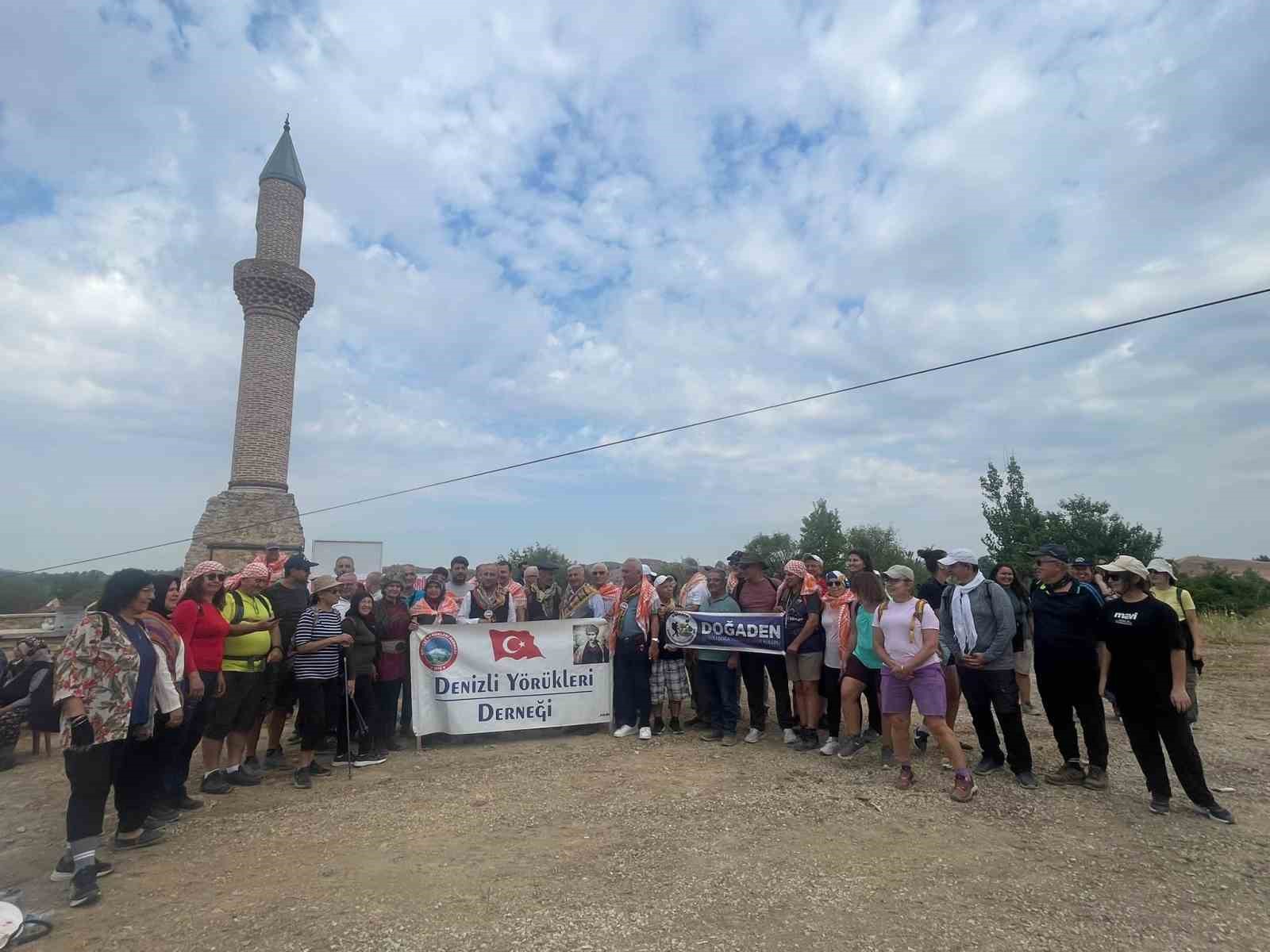 &Ccedil;al&rsquo;da ge&ccedil;miş yeniden canlandı Deve ve atlardan oluşan kervan, asırlık g&uuml;zerg&acirc;hta y&uuml;r&uuml;d&uuml;