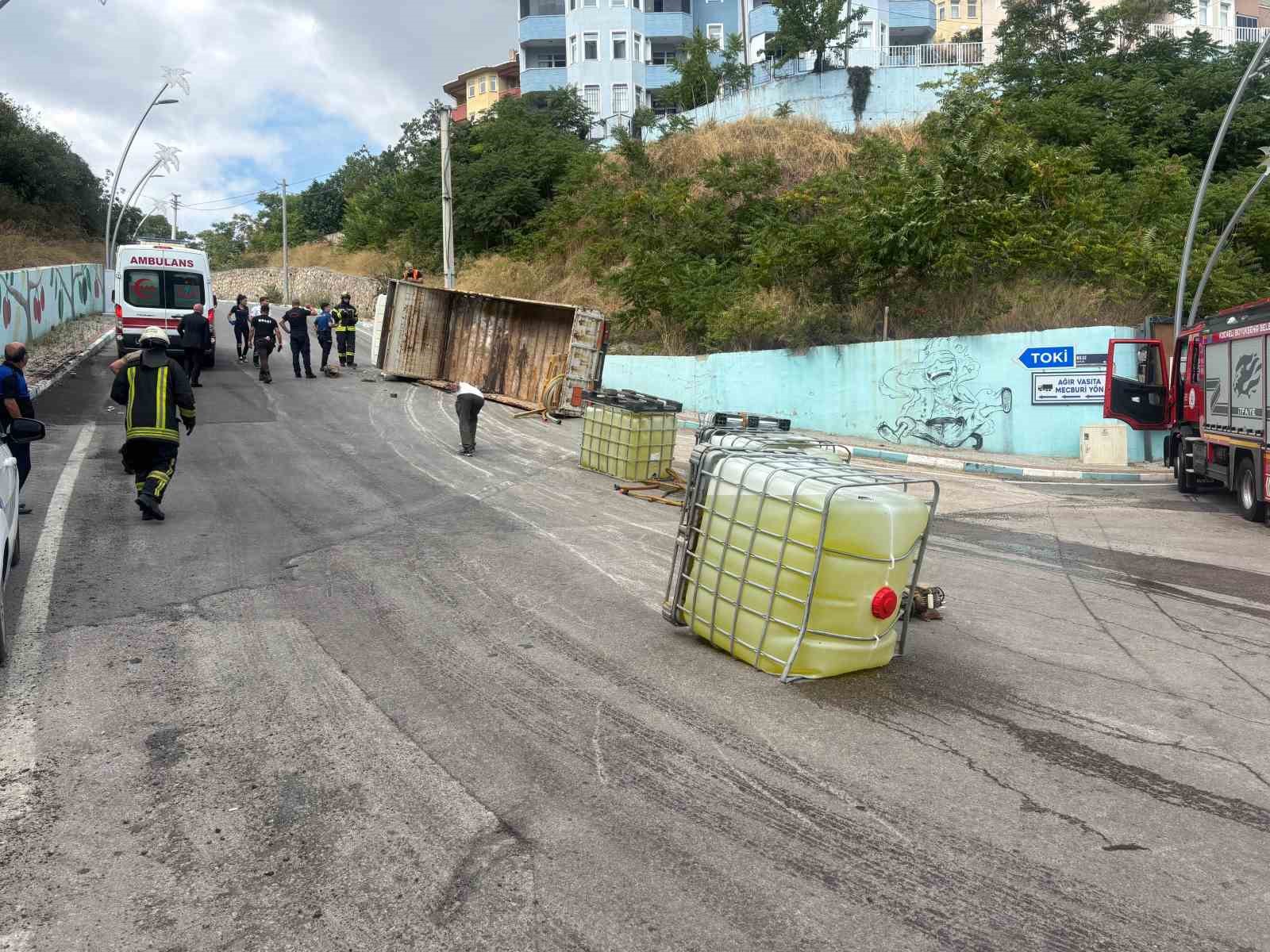 &Ccedil;amaşır suyu tanklarını taşıyan kamyon devrildi: 1 yaralı