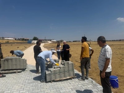 &Ccedil;ermik'in Sarıbalta Mahallesi'nde kilitli parke taşı &ccedil;alışması