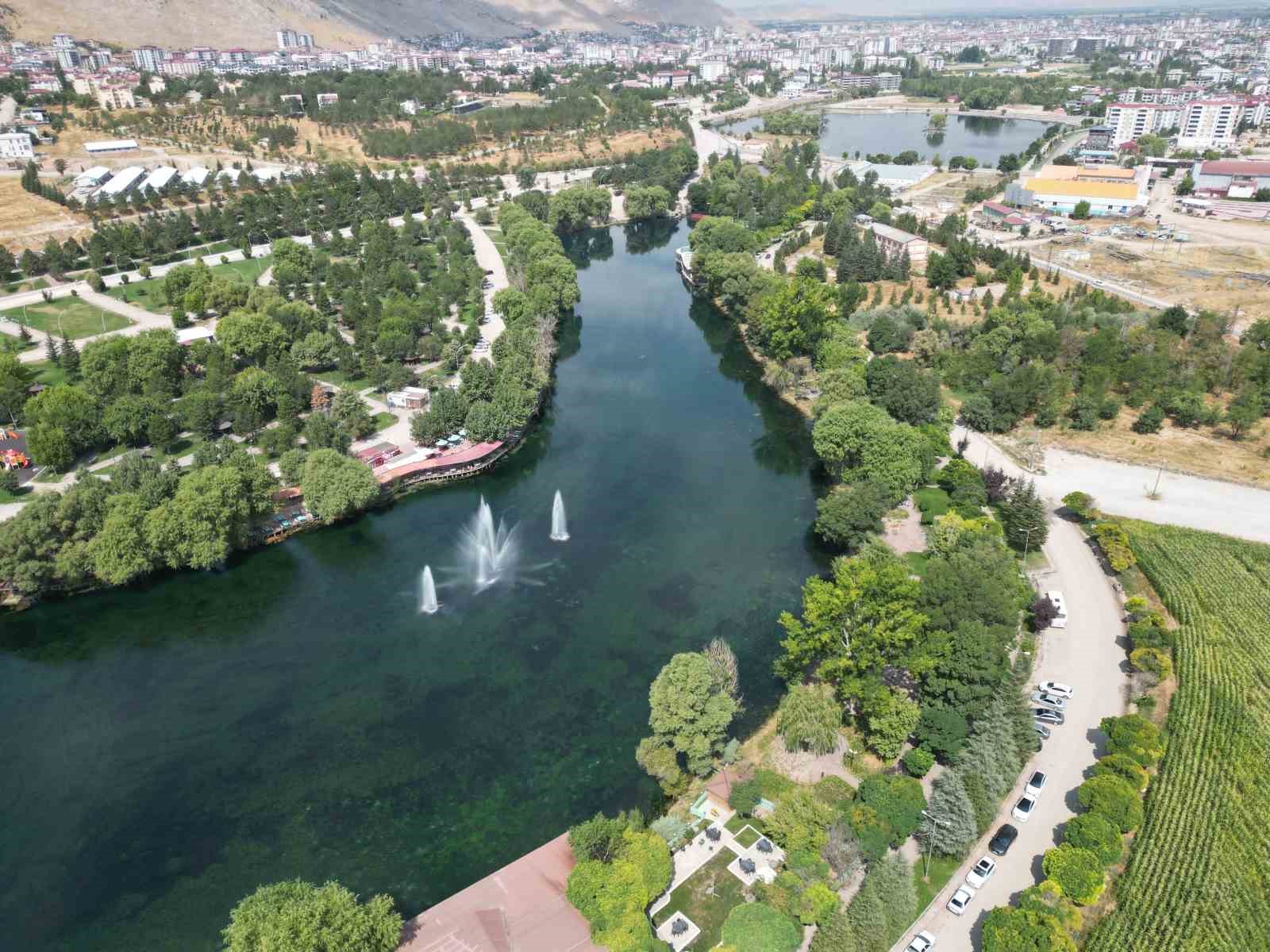 Ceyhan&rsquo;ın doğduğu Pınarbaşı, doğasıyla g&ouml;z kamaştırıyor