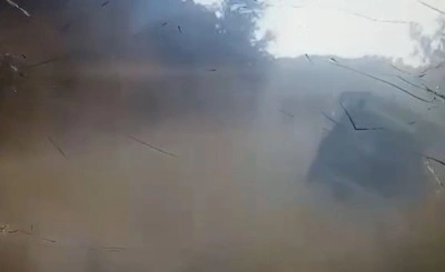 &Ccedil;ine&rsquo;deki yangın b&ouml;lgesinde korkutan kaza: Cip u&ccedil;uruma b&ouml;yle yuvarlandı