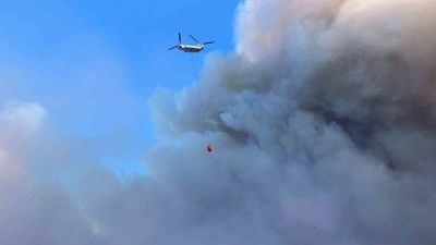 &Ccedil;ine orman yangınına 4 helikopter 2 u&ccedil;ak havadan m&uuml;dahale ediyor