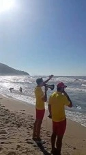Dalgalara aldırış etmedi, cankurtaran ekiplerine zor anlar yaşattı