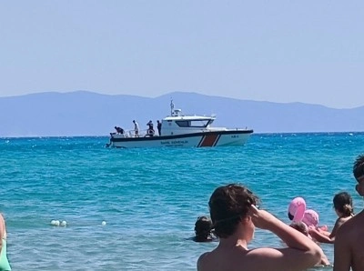 Denizde a&ccedil;ığa s&uuml;r&uuml;klenen tatilciyi, Sahil G&uuml;venlik ekipleri kurtardı