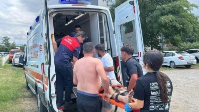 Denize giren 2 kardeş bir anda &ccedil;ırpınmaya başladı! Ekipler seferber oldu