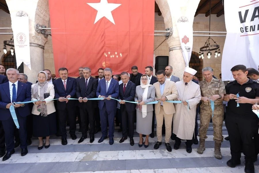 Depremde hasar alan tarihi &Ouml;meriye Cami yeniden ibadete a&ccedil;ıldı